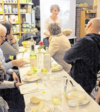 Zur Käseverkostung hat Silvia Dickel im Bio-Laden 'Naturale' ein kleines Bistro für die Besucher arrangiert. (WP-Foto: Irmtraud Treude)