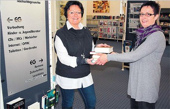 Monika Klaffki (r.) von der Berleburger Buchhandlung MankelMuth überreichte je ein Exemplar der Bücher, die bei den Lesungen auf dem Literaturpflaster 2009 eine Rolle spielten, an Gaby Klotz, die Chefin der Berleburger Bücherei. (SZ-Foto: Jens Gesper)