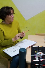 Kindergarten-Lesung: 'Ein Krokodil unterm Bett' von Ingrid und Dieter Schubert; Ingrid Schubert signiert; Foto: Jens Gesper
