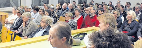 Als ein besonderes Highlight gilt beim Bad Berleburger Literaturpflaster die Krimilesung im Amtsgericht. Deshalb ist der Saal bei dieser Veranstaltung schnell voll. (WP-Foto: Irmtraud Treude)