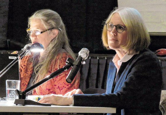 Tolle Atmosphäre im Bad Berleburger Bürgerhaus: Organisatorin Rikarde Riedesel (l.) moderierte den Abend, Christiane Biechele las aus dem Roman 'Das Flüstern der Bäume' von Michael Christie. (SZ-Foto: Martin Völkel)