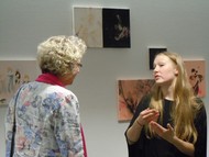 Vernissage zur Ausstellung ‚Repeat‘ von Mia Saharla, Künstlerin Mia Saharla mit Publikum in der Ausstellung; Foto: Rikarde Riedesel