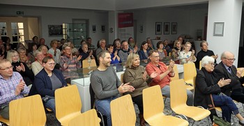 Nach der Lesung von Jose Dalisay im Foyer der EJOT-Holding im Berleburger Herrengarten applaudieren 60 Zuhörende dem philippinischen Schriftsteller begeistert. (Foto: Jens Gesper)
