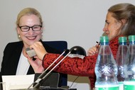 Lesung: 'Das Haus der verlorenen Seelen' von Britta Bolt; Rikarde Riedesel überreicht den Literaturpflasterstein an Britta Böhler; Foto: Jens Gesper