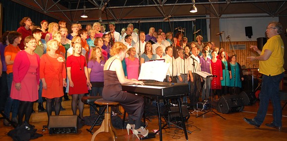 Ein bunter und herzerfrischender, finnisch-deutscher Liederabend war das Ergebnis von nur vier gemeinsamen Probenstunden der Chöre 'Cantarelli' und 'Singsation'. (SZ-Foto: Franziska Henk)