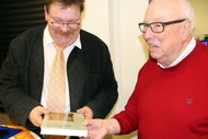 Vortrag: 'Wittgenstein und die Oranier - ein historischer Streifzug durch die Nachbarschaftsbeziehungen' von Dr. Ulf Lückel in der Cafeteria der Odebornklinik: Dr. Ulf Lückel signiert; Foto: Jens Gesper