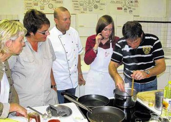 Großes Interesse fand der 'Kochkurs China', der im Rahmen der Reihe 'Literaturpflaster' angeboten wurde. Alle Teilnehmer durften ihre scharf-saure Suppe übrigens selber auslöffeln. (WP-Foto: Heiner Lenze)