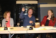Lesung: 'Ventoux' von Bert Wagendorp; Bert Wagendorp freut sich über das kleine Präsent; Foto: Jens Gesper