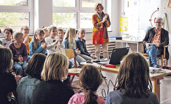 Mit dem Autor höchstpersönlich ins Gespräch kommen, Teil der Geschichte werden – das regte die Fantasie der Kinder aus der 3. und 4. Klasse der Grundschule Unterm Heiligenberg in Elsoff mächtig an und ließ die Zeit fliegen. (SZ-Foto: Sarah Benscheidt)