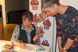 Nach der Lesung gab es für die Zuhörenden die Möglichkeit, sich die Bücher von Candy Gourlay signieren zu lassen und mit der philippinisch-britischen Autorin ins Gespräch zu kommen.
