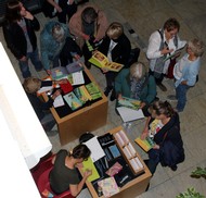 Ausstellung: 'Quand les images racontent - Wenn Bilder erzählen' von Béatrice Rodriguez: Béatrice Rodriguez signiert, daneben können ihre Bücher erworben werden, Foto: Jens Gesper