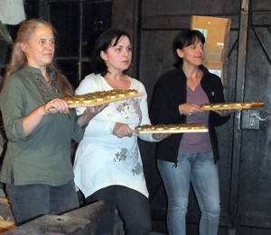 Maja Henk (Mitte) und Megi Sieg (rechts) kredenzen georgische Leckerbissen. Rikarde Riedesel (links) hilft bei der Bedienung. (WP-Foto: Irmtraud Treude)