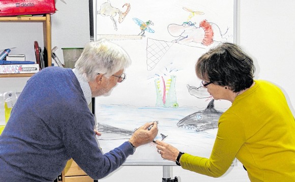 Ingrid und Dieter Schubert lassen aus langweiligen Linien ein kunterbuntes Bild entstehen und die Kinder aus dem Zwergenland schauen gespannt zu. (WP-Foto: Ute Schlapbach)