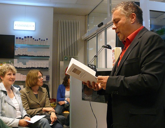 Der Berliner Schriftsteller Martin Jankowski gibt tiefste Einblicke in indonesische Literatur-Vorlieben und bringt seine Zuhörer zum Lachen. (WP-Foto: Christiane Sandkuhl)