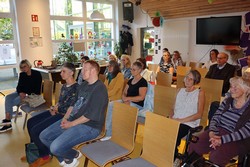 Die Zuhörenden der wunderbaren Literaturpflaster-Lesung wurden von der Veranstaltung gefesselt, sie hätte mehr Publikum verdient gehabt.