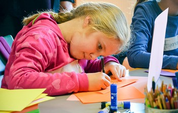 Die georgischen Künstlerinnen Ana Chubinidze und Elene Chichashvili bieten einen Bastel-Workshop für Kinder an. (WP-Foto: Britta Prasse)