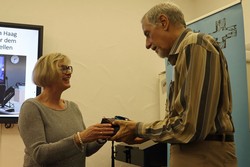 Die bekannten Literaturpflastersteine gab es von Bettina Born für Jörg Schwieger...