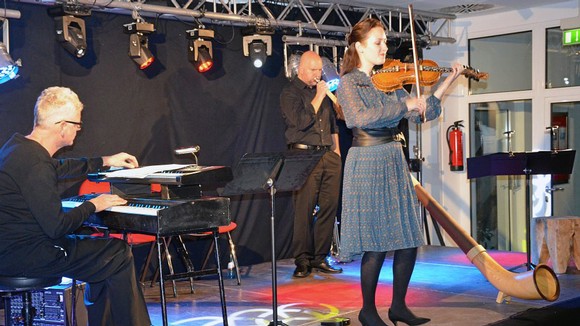 Ulrich van der Schoor am Klavier (links) harmoniert zusammen mit Tuba-Libre-Kollege Attila Benkö (rechts) am Alphorn und der extra aus Norwegen angereisten Musikerin Ragnhild Hemsing auf ungewöhnliche Art und Weise. (WP-Foto: Mark Simon Wolf)