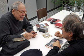 Nach der Literaturpflaster-Lesung besteht wie gewohnt die Möglichkeit, mit dem weit gereisten Schriftsteller, diesmal Jose Dalisay, ins Gespräch zu kommen und sich eines seiner Werke signieren zu lassen. (Foto: Jens Gesper)