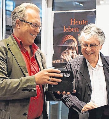 Christoph Haupt (l.) vom Planungssteam überreichte Prof. Ralf Schnell einen weiteren Stein des Berleburger Literaturpflasters nach einer fordernden 'Tour de France'. (SZ-Foto: Guido Schneider)