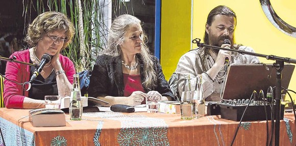 Rikarde Riedesel (Mitte) moderierte, Marlene Jordan (l.) las die deutschen Auszüge, und Autor Bjørn Andreas Bull-Hansen trug einige Zeilen auf Norwegisch vor. (SZ-Foto: Sarah Benscheidt)