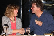 Lesung: 'Ventoux' von Bert Wagendorp; Marlen Jourdan (VHS des Kreises Siegen-Wittgenstein) überreicht den Literaturpflasterstein an Bert Wagendorp; Foto: Jens Gesper