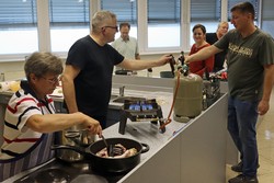 Marianne Hanke (links) aus Feudingen unterstützte Josephine Saßmannshausen bei dem Kochkurs.