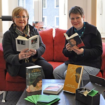 Die eigens für die Bücherei signierten Literaturpflaster-Bücher fesseln Bücherfreunde. Über die neuseeländischen Literaturschätze in der Stadtbücherei freuen sich Monika Brandl (Buchhandlung MankelMuth) und Gabriele Kotz (Stadtbücherei). (Foto: Carsten Mosch)