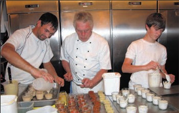 Zur guten argentinischen Küche gehören Steaks und auch Dips, die hier gerade von Marco Braun, Hans-Joachim Spies und Thorsten Bovenschen portioniert werden. (WP-Foto: Heiner Lenze)