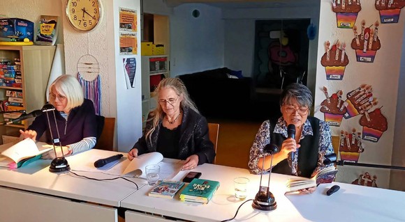 Candy Gourlay (rechts) liest im Bad Berleburger Jugendcafé am Markt. Die deutschen Passagen trägt Christiane Biechele vor (links), moderiert hat Rikarde Riedesel (Mitte). (Foto: Stefanie Alteheld)
