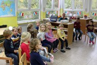 Kindergarten-Lesung: 'Der Hühnerdieb' von Béatrice Rodriguez: Das kleine Publikum hört aufmerksam zu, Foto: Jens Gesper