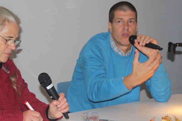 Goran Vojnović gab sehr reflektiert Antwort auf Rikarde Riedesels Fragen - und das brachte einem den Schriftsteller, die Geschichte und das Land Slowenien näher. (Foto: Jens Gesper)