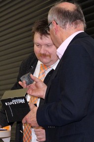 Vortrag: 'Wittgenstein und die Oranier - ein historischer Streifzug durch die Nachbarschaftsbeziehungen' von Dr. Ulf Lückel in der Cafeteria der Odebornklinik: Dr. Ulf Lückel und Otto Marburger (Kulturgemeinde); Foto: Jens Gesper
