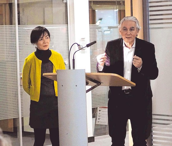 Jean-Claude Lin, Leiter des Verlags Freies Geistesleben sowie Übersetzer (r.), stellte am Montagabend in der Bad Berleburger Sparkasse zwei Bücher der kanadischen Autorin Nancy Vo (l.) vor. (SZ-Foto: Guido Schneider)