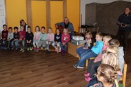 Kindergarten-Lesung: 'Der Hühnerdieb' von Béatrice Rodriguez: Die Senfkörner singen gemeinsam ein Lied, Foto: Jens Gesper