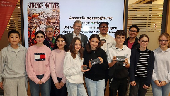 Die Wittgensteiner Schülerinnen und Schüler nutzten die Gelegenheit, Seiten aus der Graphic Novel 'Strange Natives – die vergessenen Erinnerungen einer vergesslichen alten Dame' von Paolo Herras und Jerico Marte im Ausstellungsgroßformat anzuschauen. (Foto: privat)
