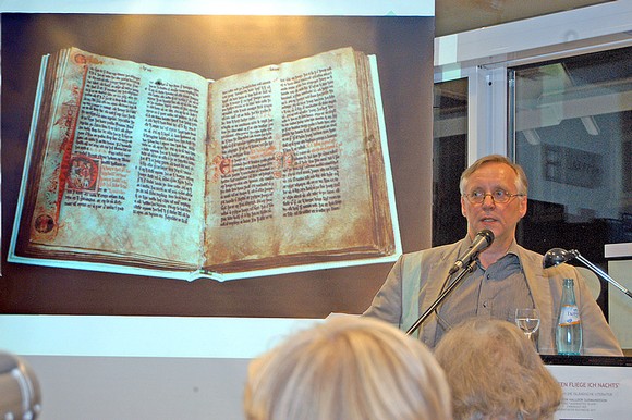 Halldór Guðmundsson mit einem Foto des Kodex Regius, einem Buch aus dem 13. Jahrhundert, das zum literarischen Erbe Islands zählt. (WP-Foto: Lars-Peter Dickel)