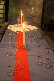Weinprobe 'Frankreich' von La Cave Wein-Fachhandel Conrad: Die Tische sind gedeckt, die Gästen können kommen, Foto: Rikarde Riedesel