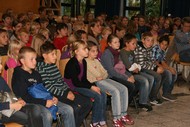 Schullesung IQ Kids von Yrsa Sigurðardóttir, Johannes-Althusius-Gymnasium Bad Berleburg 11.10.2011, Grundschüler und Grundschülerinnen lauschen gespannt, Foto: Björn Weyand (SZ)