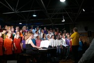 Konzert: ‚Cantarelli meets Singsation‘;von Viihdekuoro Cantarelli und Singsation; Aula der Städt. Realschule Bad Berleburg; Franziska Henk (SZ)