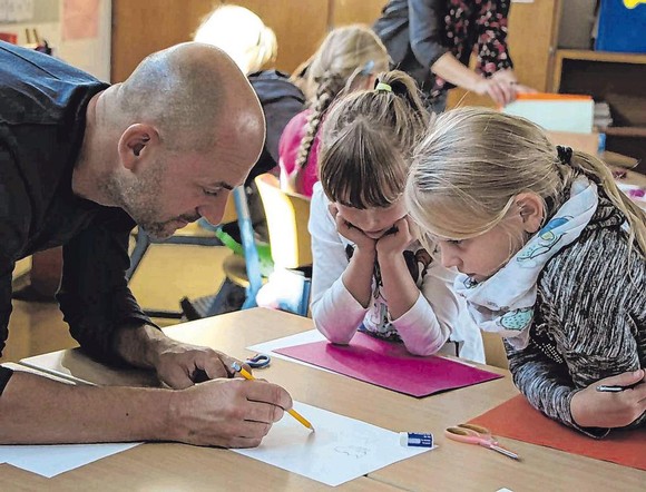 Der flämische Illustrator Tom Schoonooghe hielt gestern einen Workshop in der Offenen Ganztagsschule am Burgfeld und weckte die Kreativität der Kinder. (SZ-Foto: Björn Weyand)