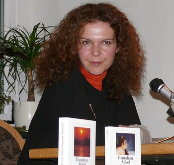 Die türkische Krimiautorin Esmahan Aykol befindet sich mit ihrem dritten Roman über die fiktive Hobbydetektivin Kati Hirschel auf der Erfolgsleiter ganz oben. (WP-Foto: Christiane Weinhold)