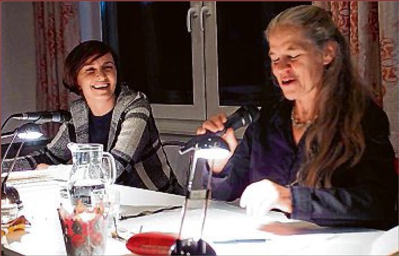 Rikarde Riedesel (r.) hieß Iunona Guruli seitens der Stadt beim Literaturpflaster in Bad Berleburg willkommen. Die georgische Autorin lebt in Deutschland und stellte im Abenteuerdorf in Wemlighausen ihre Kurzgeschichten vor. (SZ-Foto: Guido Schneider)