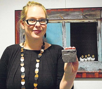 Anna Kondracka mit einem Bild von Hannu Hautala und einem der typischen Literatursteine des Berleburger Literaturpflasters. (SZ-Foto: Guido Schneider)