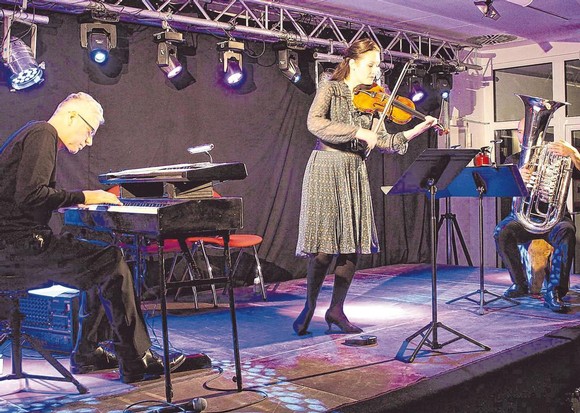 Das Duo Tuba Libre (Ulrich van der Schoor am Klavier und Attila Benkö an der Tuba) spielten im Verbund mit Violinistin Ragnhild Hemsing außergewöhnliche Arrangements: 'Northern Lights and Balkan Beats.' (SZ-Foto: Sarah Benscheidt)