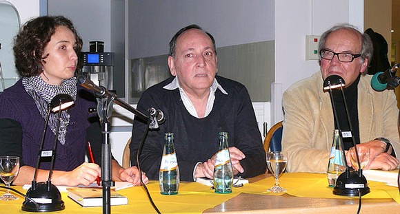 Der argentinische Krimiautor Ernesto Mallo (Mitte) in der Cafeteria der Odeborn-Klinik. (WP-Foto: Christiane Weinhold)