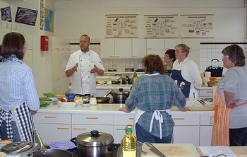 Der VHS-Kochkurs unter der Regie von Küchenchef Jörg Klein (Foto: VHS Siegen-Wittgenstein)