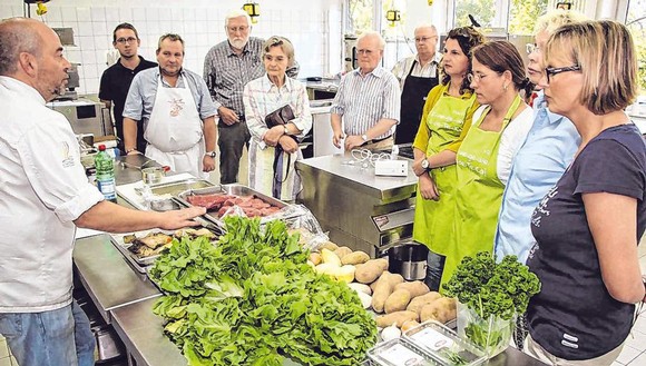 Wie jedes Jahr wird nicht nur die Literatur des jeweiligen Gastlandes vorgestellt, sondern auch die kulinarischen Besonderheiten. Neben einer Wein- und Käseverkostung bietet das Berleburger Literaturpflaster wiederholt zwei Kochkurse mit Hans-Christian Rademacher (l.) an. (SZ-Foto: Archiv)