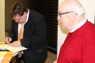 Vortrag: 'Wittgenstein und die Oranier - ein historischer Streifzug durch die Nachbarschaftsbeziehungen' von Dr. Ulf Lückel in der Cafeteria der Odebornklinik: Dr. Ulf Lückel signiert; Foto: Jens Gesper