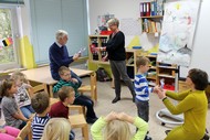 Kindergarten-Lesung: 'Ein Krokodil unterm Bett' von Ingrid und Dieter Schubert; Kinder überreichen ein kleines Dankeschön an Ingrid und Dieter Schubert; Foto: Jens Gesper